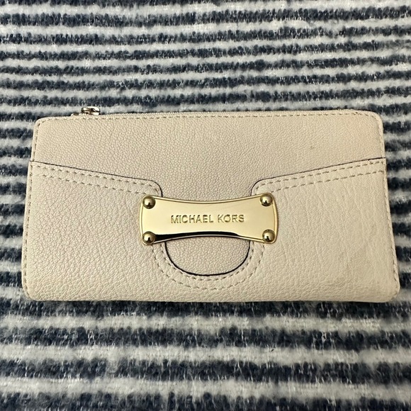 Michael Kors Handbags - Michael Kors Saratoga Continental‎ Zip-Wallet Off White Soft Leather Elegant